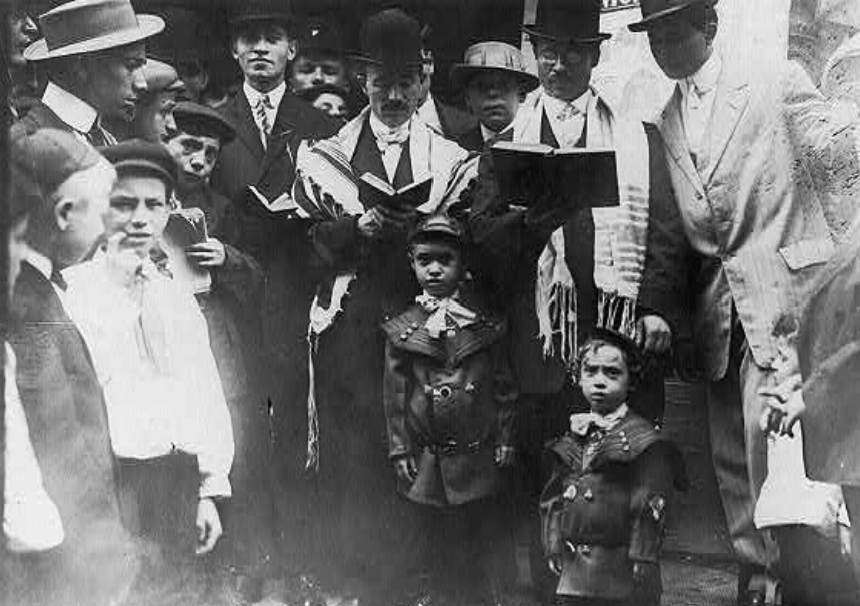 jews praying on New Year, NYC